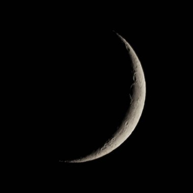 Hilal ay bir astronomik teleskop ile görülen ağda