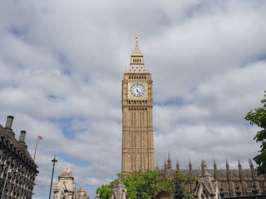 Big Ben, Parlamento Binası 'nda nam-ı diğer Londra' daki Westminster Sarayı 'nda.
