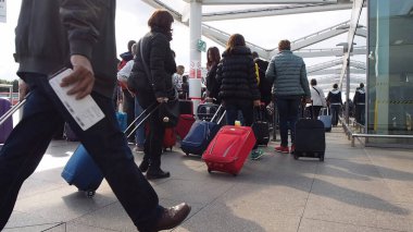 Stansted, İngiltere - 24 Eylül 2015: tranport Londra Stansted havaalanı Koç istasyonunda bekleyen gezginler