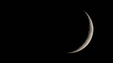 Hilal ay bir astronomik teleskop ile görülen ağda