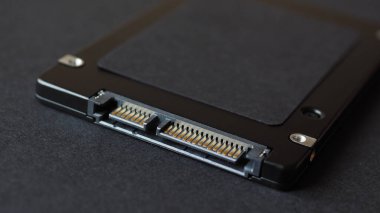 Modern bilgisayarlarda kullanılan Sata SSD Solid durum sürücüsü diski geleneksel HDD 'den daha hızlıdır