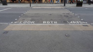 Londra 'da cadde kavşağında iki tarafa da bakın.
