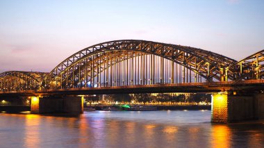 Hohenzollernbruecke (Hohenzollern Köprüsü anlamına gelir) Koeln, Almanya'da Rhein nehri nden geçerek