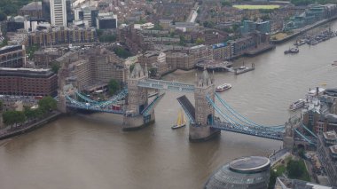 Londra, İngiltere 'de Thames Nehri üzerindeki Tower Bridge.