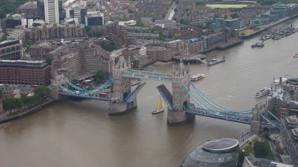 Londra, İngiltere 'de Thames Nehri üzerindeki Tower Bridge.
