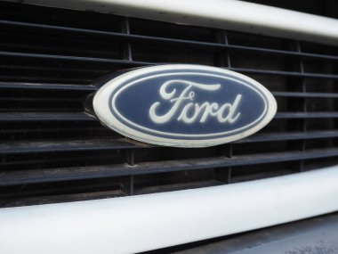 DETROIT, ABD - 24 Ağustos 2024: Ford işareti