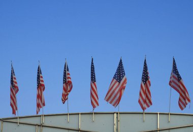 Amerika Birleşik Devletleri bayrakları mavi gökyüzü üzerinde