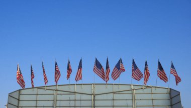 Amerika Birleşik Devletleri bayrakları mavi gökyüzü üzerinde