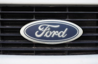 DETROIT, ABD - 24 Ağustos 2024: Ford işareti