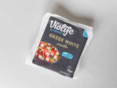 Bu SALONIKI, GREECE - 12 Eylül 2024: Violife Greek 'in beyaz peynir tabanlı olmayan gıda paketi