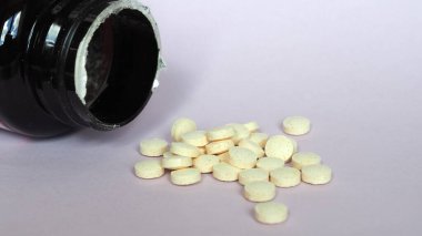 Vitamin hapları masanın üzerinde.