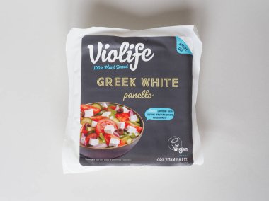 Bu SALONIKI, GREECE - 12 Eylül 2024: Violife Greek 'in beyaz peynir tabanlı olmayan gıda paketi