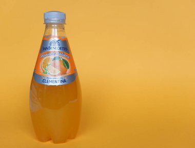 VENICE, İtalya - 12 Eylül 2024: bir şişe San Benedetto Portakallı soda