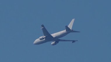 Mavi gökyüzünde uçarken uçak dümeni