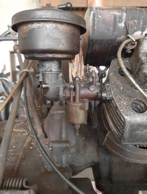 Eski endüstriyel çim biçme makinesi motorunun karbüratörü