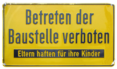 Alman trafik levhası izole. Baustelle Verboten 'in on katı. Eltern haften fuer ihre Kinder (çeviri: izinsiz inşaat sahasına girmek yasaktır. Ebeveynler çocuklarından sorumludur.)