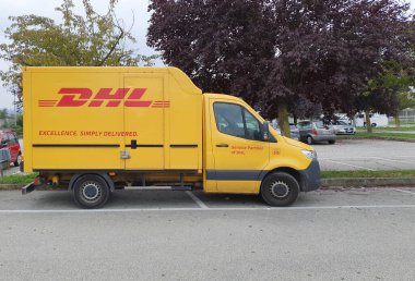 TURIN, İTALYA - 12 EKİM 2024: DHL kurye minibüsü