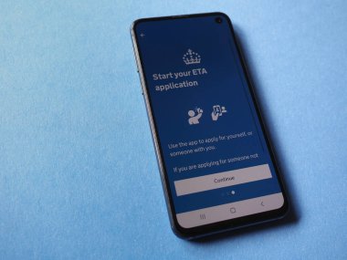 LONDON, İngiltere - 25 Eylül 2024: Birleşik Krallık elektronik seyahat iznine başvurmak için uygulama
