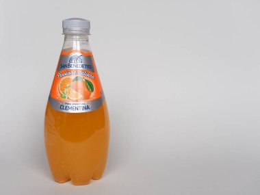 VENICE, İtalya - 12 Eylül 2024: bir şişe San Benedetto Portakallı soda