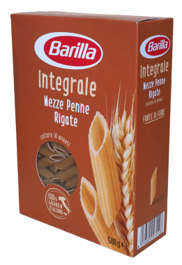 PARMA, ITALY - CIRCA MAYIS 2021: Bir kutu Barilla Mezze Penne Rigate tam tahıllı makarna şeffaf arkaplan PNG üzerinde izole