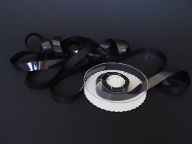bir vhs video kasetinden karışık manyetik bant