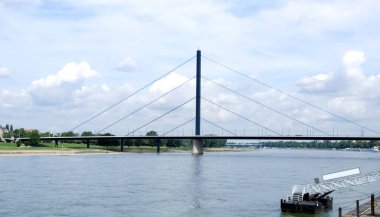 Duesseldorf, Almanya 'da Rhein Nehri manzarası