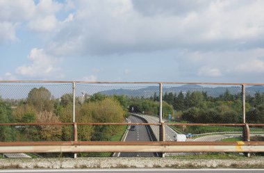 İtalya 'nın kuzeyinde Torino, İtalya' da bir köprüden görüldü.