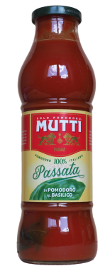 PARMA, İtalya - CIRCA MAYIS 2021: Mutti domates sosu kavanozu şeffaf arkaplan üzerinde izole