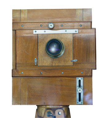 Saydam arkaplan üzerinde izole edilmiş kuru plaka için klasik analog kamera