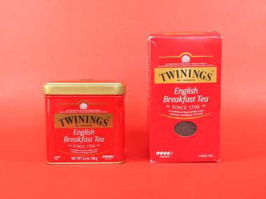 LONDON, İngiltere - 17 Kasım 2024: Bir paket gevşek Twinings İngiliz kahvaltısı çayı