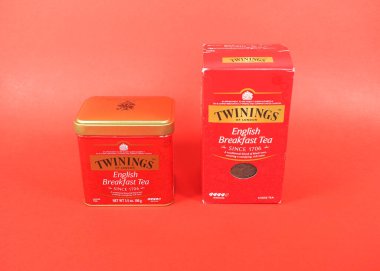 LONDON, İngiltere - 17 Kasım 2024: Bir paket gevşek Twinings İngiliz kahvaltısı çayı