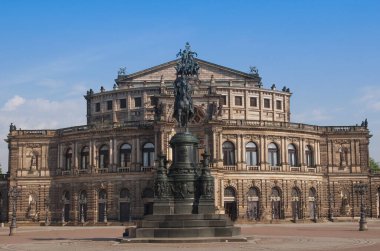 Sakson Devlet orkestra aka saechsische staatsoper dresden semperoper opera binası 1841 yılında gottfried semper tarafından tasarlanmıştır