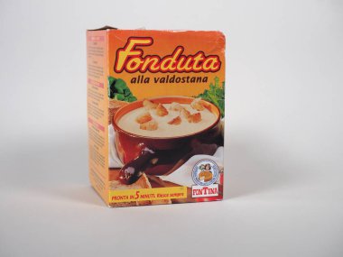 AOSTA, ITALY - 13 Kasım 2024: Fontina Fonduta alla Valdostana fondüsü erimiş peynir