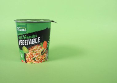 STUTTGART, ALMANY - 17 Kasım 2024 Knorr Asia noodles Sebze
