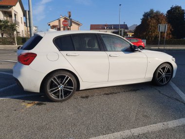 TÜRİN, İTALYA 01 Aralık 2024: BMW 1 seri arabası