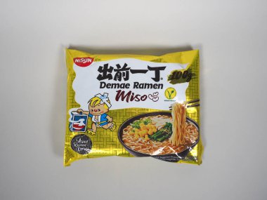 TOKYO, JAPONYA - 13 Kasım 2024 Nissin demae ramen asyalı hazır erişte