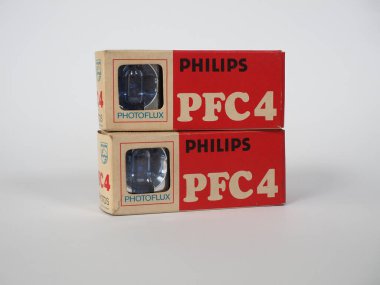 AMSTERDAM, NETHERLANDS - 11 ARALIK 2024 Philips PFC4 fotoflux ampul flaşı