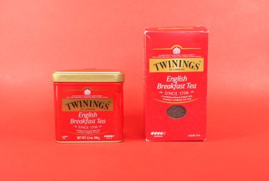 LONDON, İngiltere - 17 Kasım 2024: Bir paket gevşek Twinings İngiliz kahvaltısı çayı