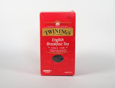 LONDON, İngiltere - 17 Kasım 2024: Bir paket gevşek Twinings İngiliz kahvaltısı çayı