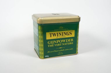 LONDON, İngiltere - 17 Kasım 2024: Twinings Barut Yeşil Çayı