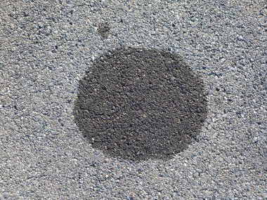 Sokakta siyah motor yağı lekesi