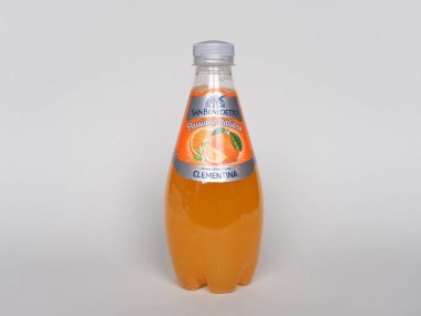 VENICE, İtalya - 12 Eylül 2024: bir şişe San Benedetto Portakallı soda