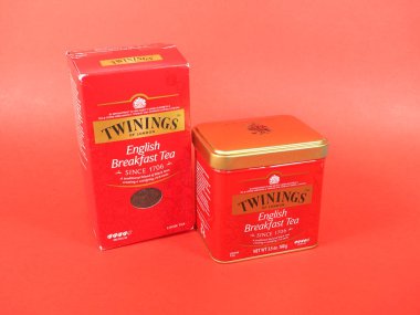 LONDON, İngiltere - 17 Kasım 2024: Bir paket gevşek Twinings İngiliz kahvaltısı çayı