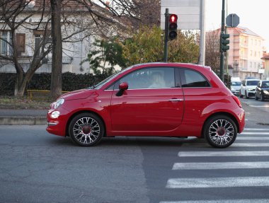 TURIN, İTALYA 30 ARALIK 2024: kırmızı Fiat 500 araba