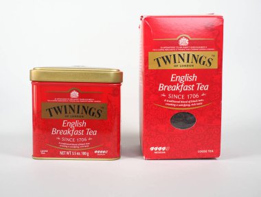 LONDON, İngiltere - 17 Kasım 2024: Bir paket gevşek Twinings İngiliz kahvaltısı çayı