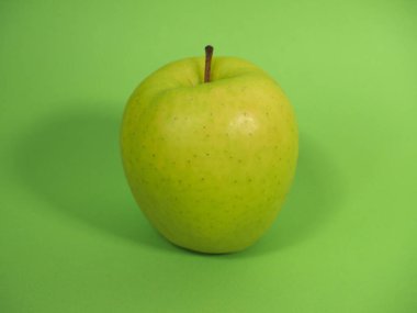 Yeşil arka planda altın gibi lezzetli yeşil elma