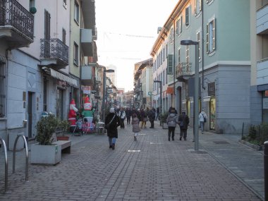 SETTIMO TORINESE, İTALYA - 30 ARALIK 2024 Via Italia 'daki insanlar