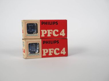 AMSTERDAM, NETHERLANDS - 11 ARALIK 2024 Philips PFC4 fotoflux ampul flaşı