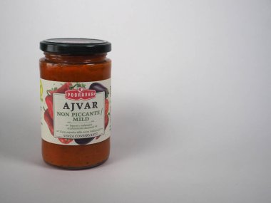 KOPRIVNICA, CROAZIA - 20 Aralık 2024: Bir kavanoz Podravka Ajvar hafif biber ve patlıcan sosu
