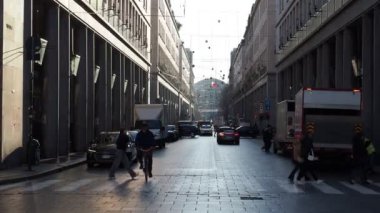 TURIN, İTALYA - 30 ARALIK 2024 Via Roma Caddesi 'ndeki insanlar